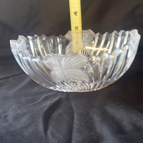 Vintage Crystal Industries Sutton Place pattern candy dish with frosted leaves - Picture 9 of 9